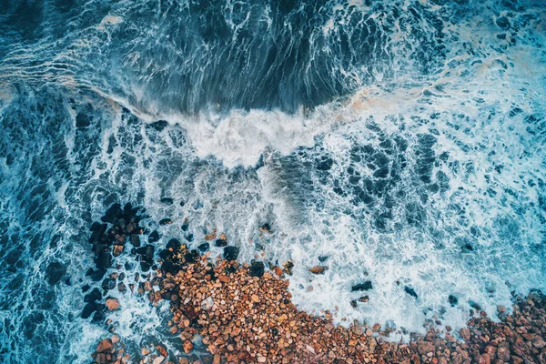 Aerial view of sea waves and rocky coast — Stock Photo, Image