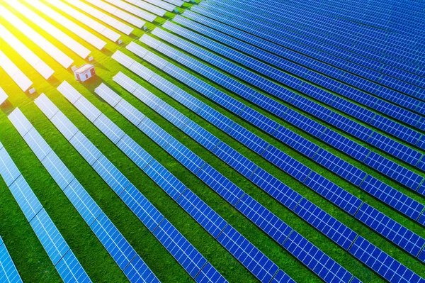 Güneş enerji santralleri. Bir enerji güneş panelleri yüksek açılı görünüş — Stok fotoğraf