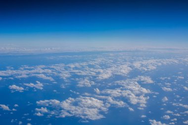 Bulutların üstünde uçan. Uçaktan havadan görünümü