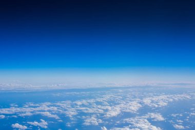 Bulutların üzerinde uçuyor. Uçaktan görüntü