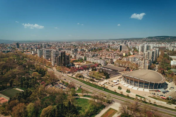Varna. ¿Bulgaria? 23 de abril de 2018: Palacio de la Cultura y el Deporte en Varna, Bulgaria — Foto de Stock