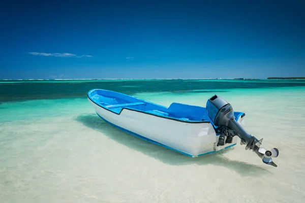 Carribean mare e motoscafo per avventura viaggio sulla spiaggia — Foto Stock