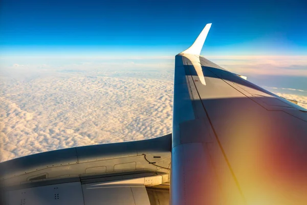 Voando acima das nuvens. vista do avião — Fotografia de Stock