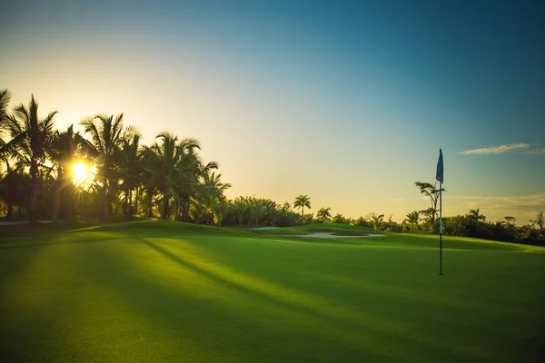 Campo de golf en el campo —  Fotos de Stock