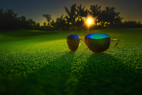 Красиві окуляри на полі для гольфу — стокове фото