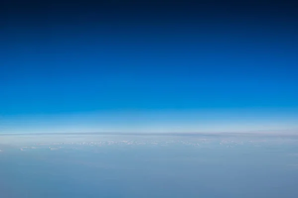 Vliegen boven de wolken. zicht vanuit het vliegtuig — Stockfoto