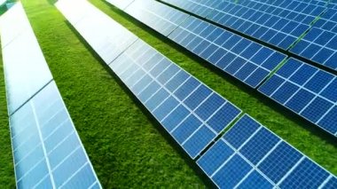 Güneş enerji santralleri bir alanda. Bir enerji santralleri üzerinde güneş panelleri yüksek açılı görünüş.