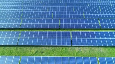 Güneş enerji santralleri bir alanda. Bir enerji santralleri üzerinde güneş panelleri yüksek açılı görünüş.