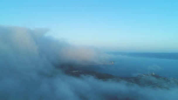 春の霧の空撮 雲の上の日の出 — ストック動画