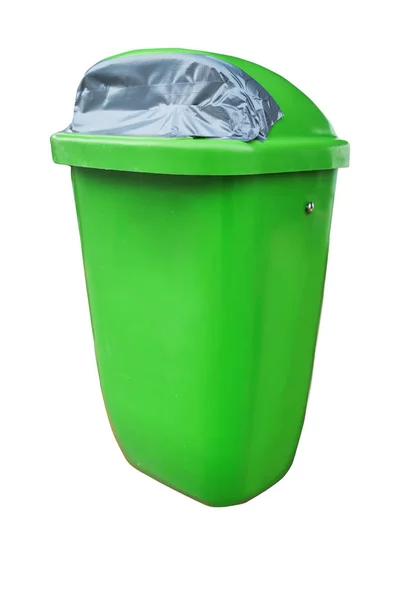 Пластиковый общественный мусорный бак или мусорный бак изолированы, обрезка пути — стоковое фото
