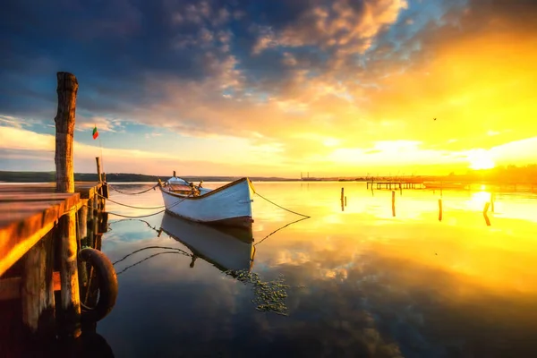Malé Dock a loď na jezero a nádherný západ slunce — Stock fotografie