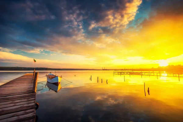 Doca Pequena Barco Lago Tiro Pôr Sol — Fotografia de Stock