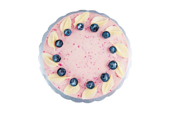 Chocolate de bolo com creme de iogurte e mirtilos frutas isoladas no fundo branco — Fotografia de Stock