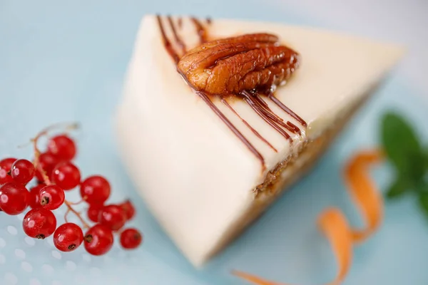 Taart Met Pinda Walnoten Chocolade Karamel Crème — Stockfoto