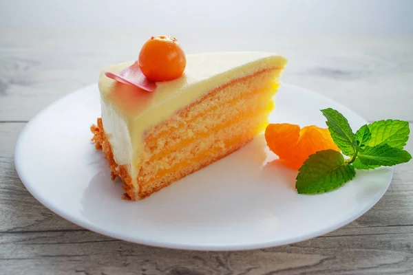 Pastel de chocolate con frutas de physalis, crema, nueces, mousse y menta sobre fondo blanco —  Fotos de Stock