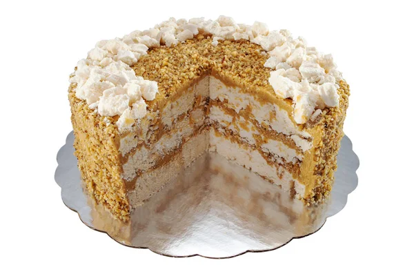 Tarta de macarrones con crema de caramelo y nueces aisladas sobre fondo blanco . —  Fotos de Stock