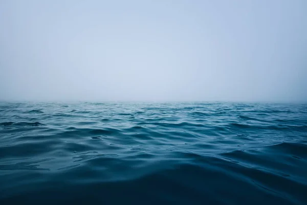 Woda morska z poranną mgłą — Zdjęcie stockowe