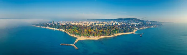 Varna, Bulgaria panorama melihat pemandangan kota, pemandangan drone udara atas langit kota — Stok Foto