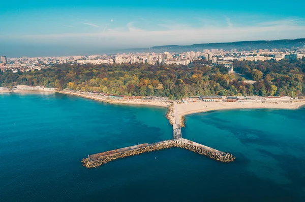 Varna, Bulgaria paisaje urbano, vista aérea del dron sobre el horizonte de la ciudad — Foto de Stock