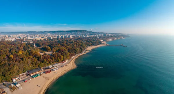 Βάρνα, Βουλγαρία cityscape, εναέρια άποψη drone πάνω από τον ορίζοντα της πόλης — Φωτογραφία Αρχείου