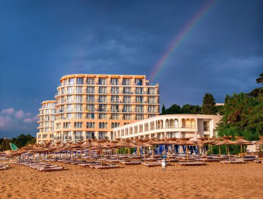 Otel mimarisi, pencerelerin ve balkonların dışı ve sabah güneşi yansıması.