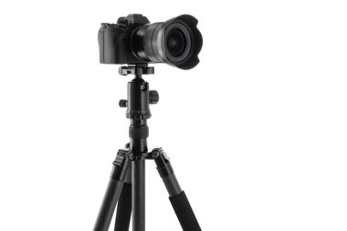 Beyaz arka planda izole edilmiş hidrolik kafa topuyla Kamera Duruşu için Tripod