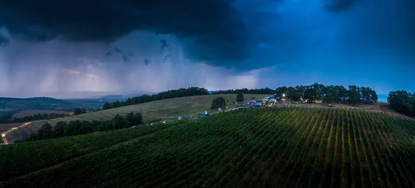 ヨーロッパのブドウ畑の上の劇的な雲 — ストック写真