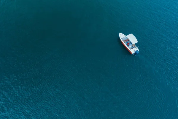 Vista aérea del agua azul del mar y velero a motor o yate — Foto de Stock