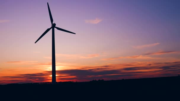 Větrné Mlýny Pro Výrobu Elektrické Energie Při Západu Slunce Poli — Stock video