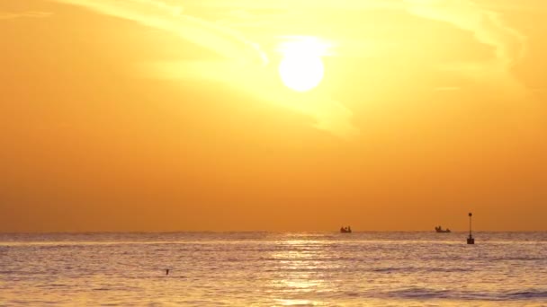 Fischerboot Und Fischer Meer Einem Schönen Morgen Sonnenaufgang Goldenen Meer — Stockvideo