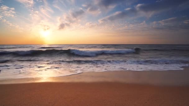 Mar Amanecer Salpicaduras Olas Playa Arena Nueva Mañana Nueva Vida — Vídeos de Stock