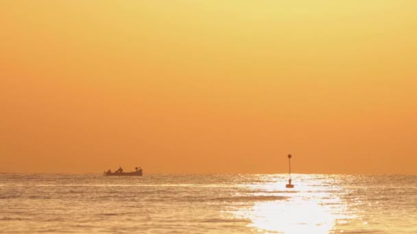 Fischerboot Und Fischer Meer Einem Schönen Morgen Sonnenaufgang Goldenen Meer — Stockvideo