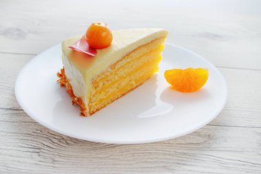 Fıstık, krema, fındık, krema ve portakallı çikolatalı pasta.