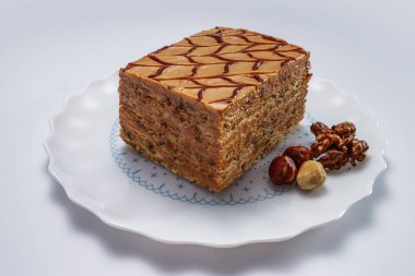 Fıstık, ceviz, çikolata ve karamel krema ile Kek