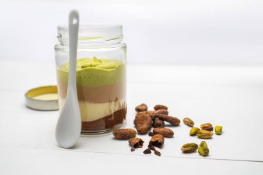 Somun ve çikolata kremaizole ile kavanozda Süt kremalı tatlı