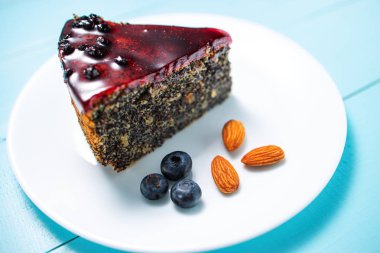 Berry meyve, chia tahıl ve fındık izole ile Kek