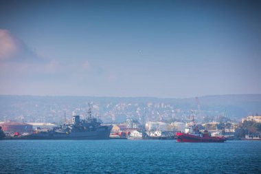 Varna limanı, Bulgaristan ve güzel bir sabah manzarası. Kargo gemileri, endüstriyel vinçler ve navigasyon kulesi.
