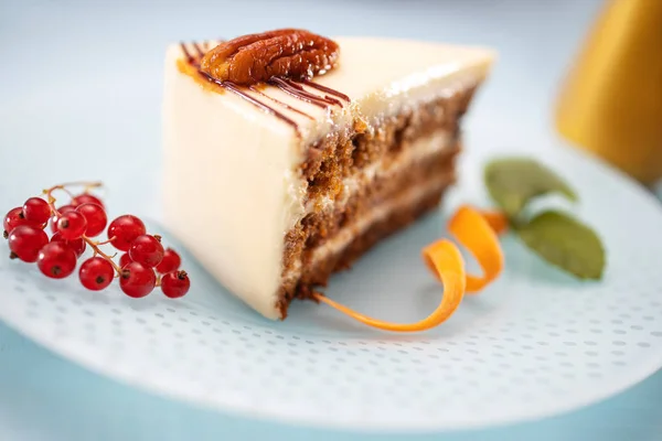 蛋糕与花生 巧克力和焦糖奶油 — 图库照片