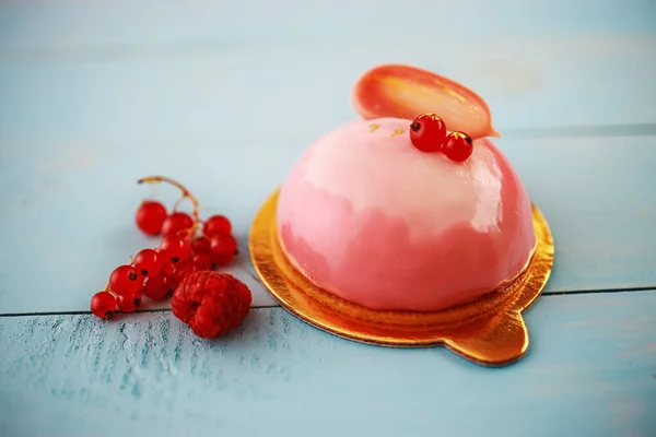 Pastel de mousse con puré de fresa, crema y frutas frescas — Foto de Stock