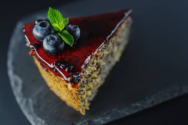 Торт с фруктами ягоды, кукурузы и орехи изолированы
