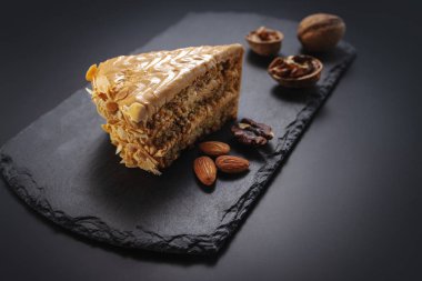 Fıstık, ceviz, çikolata ve karamel krema ile Kek