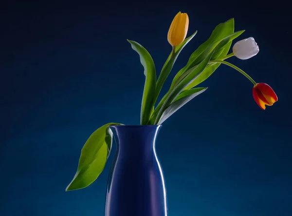 Bouquet de tulipes colorées sur fond bleu — Photo