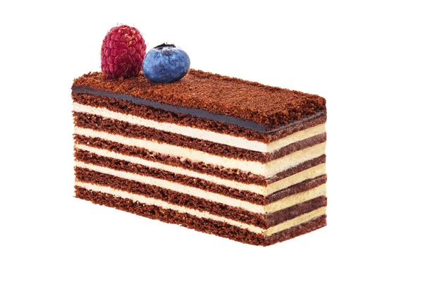 Gâteau morceau de chocolat à la crème au lait et les fruits isolés sur le whit — Photo