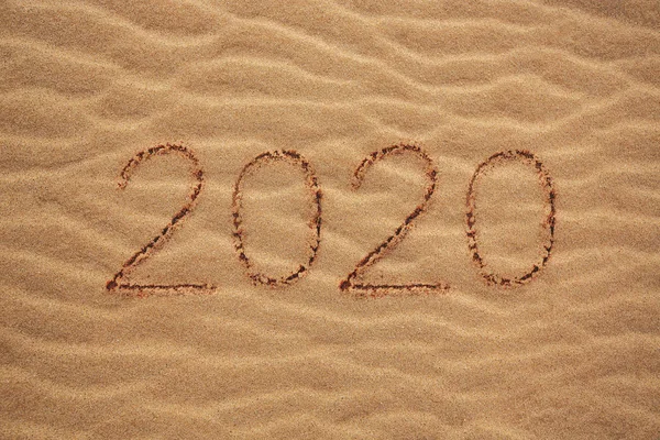 Koncepcja 2020 Tekstura piasku. Piaszczysta plaża dla tła. Widok z góry. — Zdjęcie stockowe
