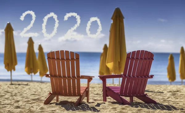 2020年新年快乐理念及沙滩上的两张躺椅 — 图库照片