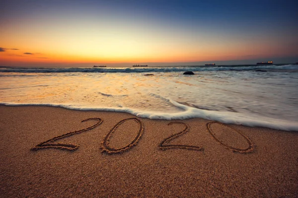 Feliz Ano Novo 2020 conceito, letras na praia. Nascente do mar — Fotografia de Stock