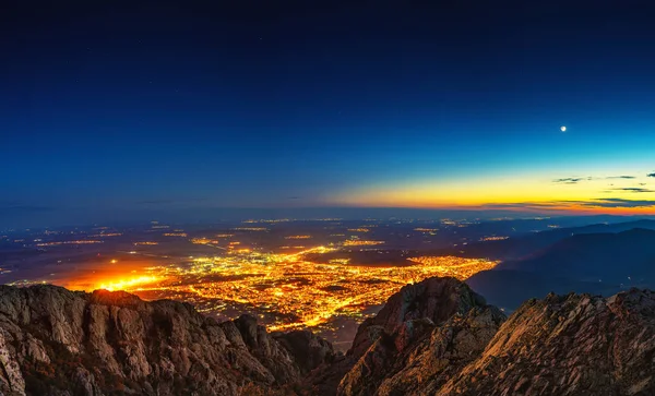 Sliven şehrinin gece manzarası. — Stok fotoğraf