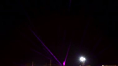 Konserde ışıklar ve lazer gösterisi ve kalabalık, parti insanları