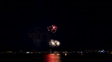 Gece gökyüzünde parlayan havai fişekler, kutlama konseri, bayramlar 2020