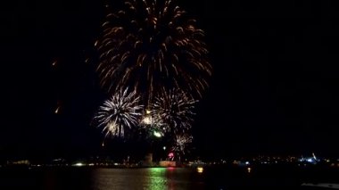 Gece gökyüzünde parlayan havai fişekler, kutlama konseri, bayramlar 2020